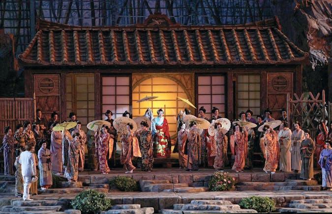 Madama Butterfly lots of ladies in Japanese dress