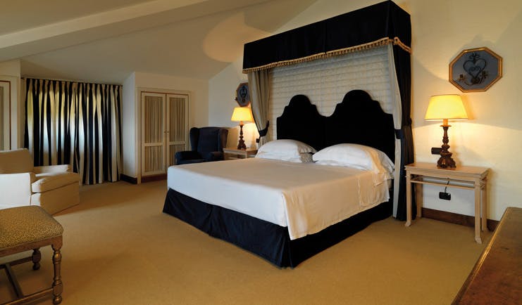 La Posta Vecchia Latium standard room canopied bed modern décor