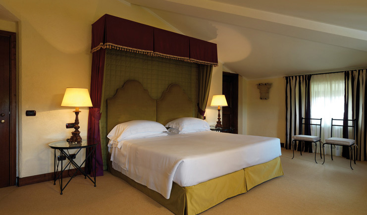 La Posta Vecchia Latium standard guest room chairs canopied bed modern décor