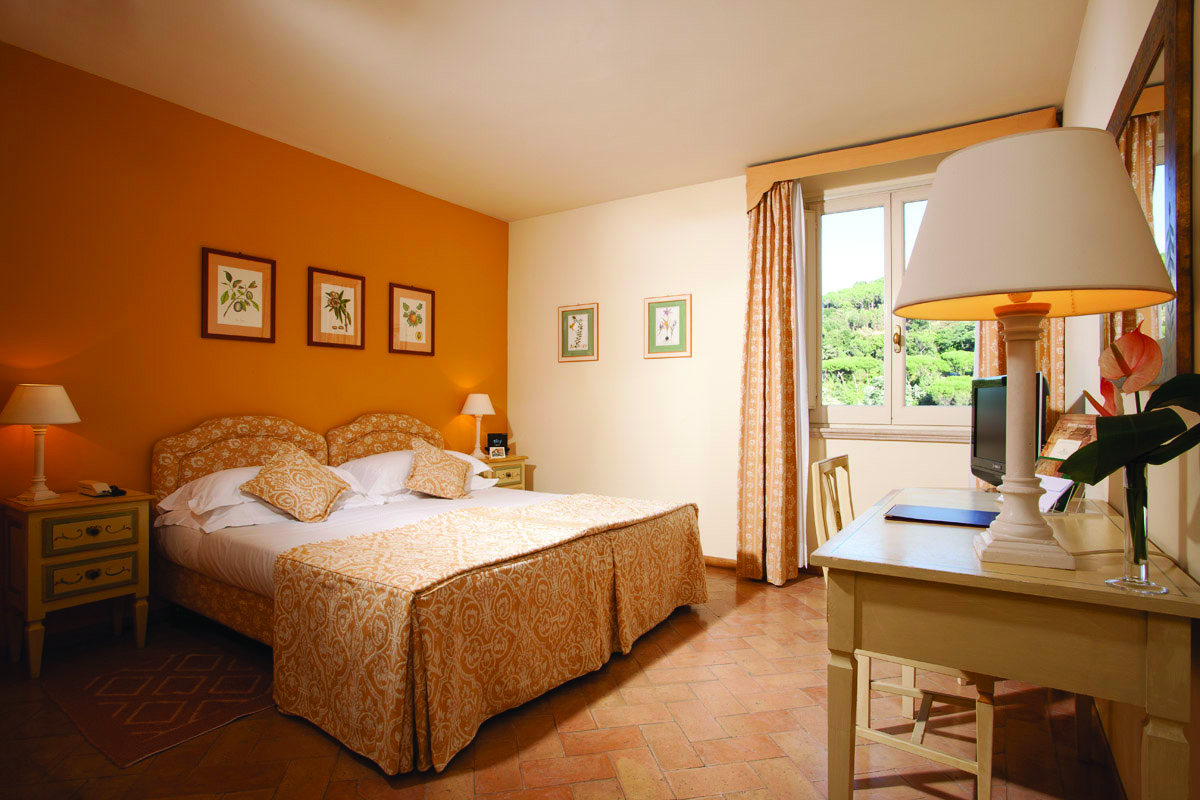 Vila Grazioli Latium classic room bed bedroom furniture 