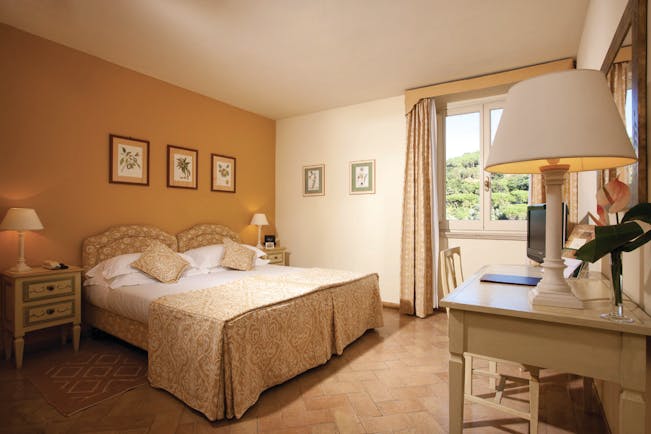 Vila Grazioli Latium classic room bed bedroom furniture 