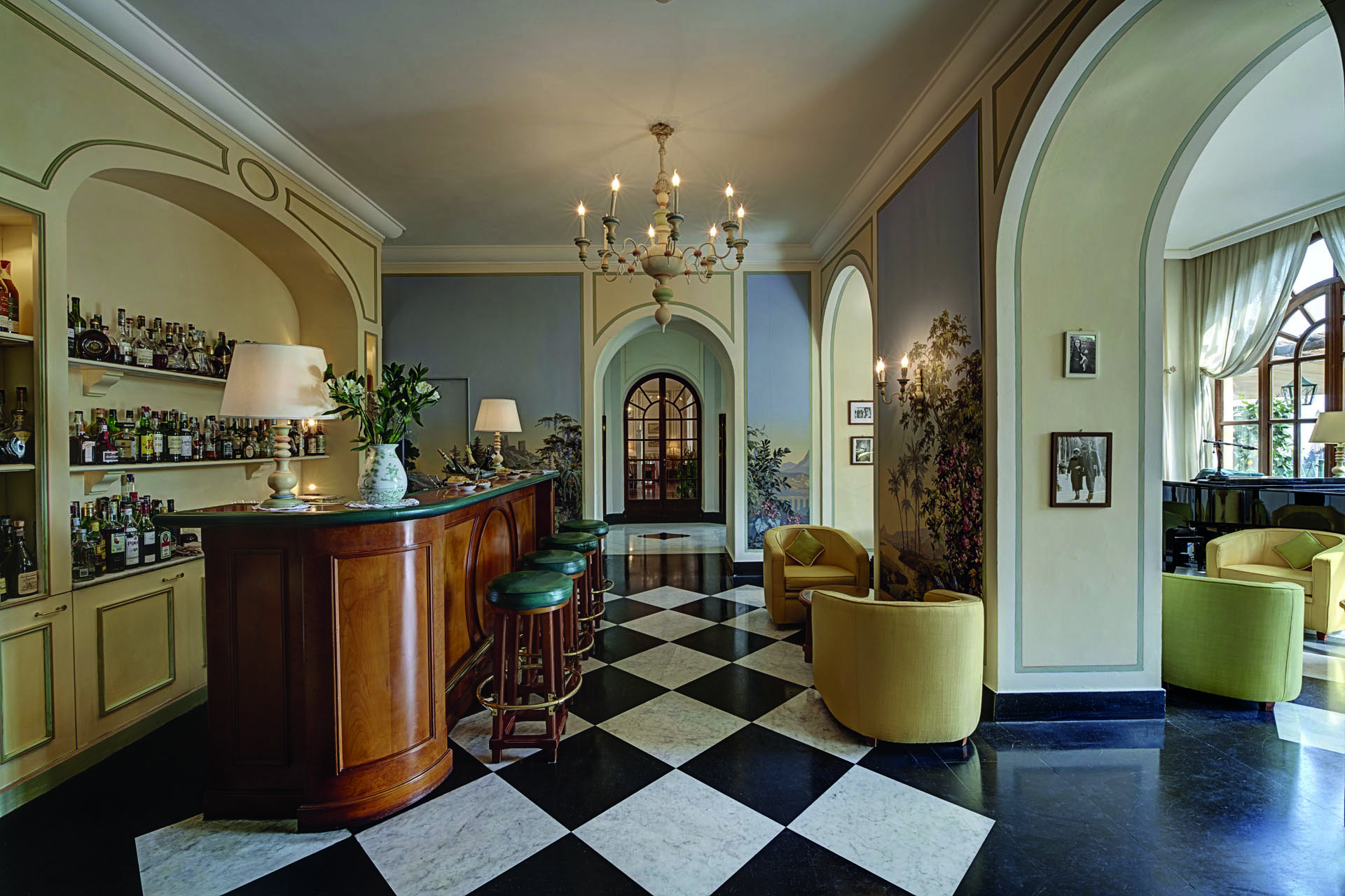 Splendido Portofino bar wooden bar traditional décor