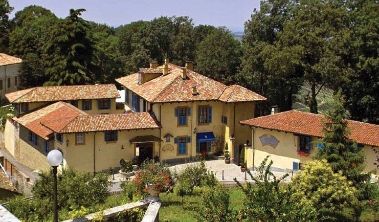 Villa Beccaris Piemonte grounds hotel building lawns trees 