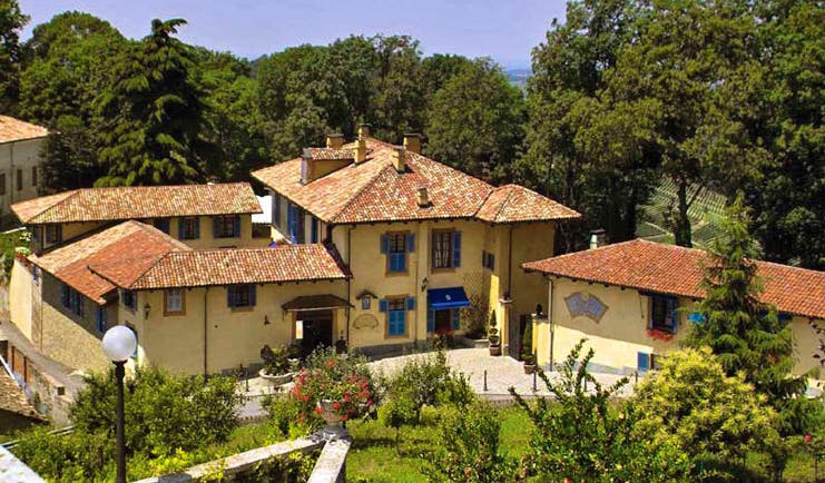 Villa Beccaris Piemonte grounds hotel building lawns trees 