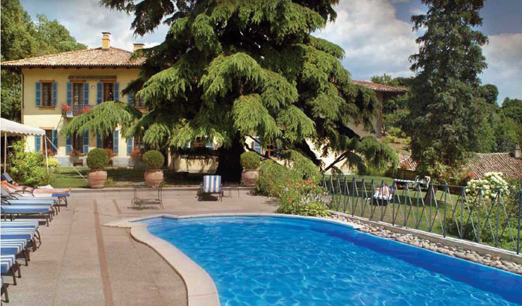 Villa Beccaris Piemonte pool terrace sun loungers gardens