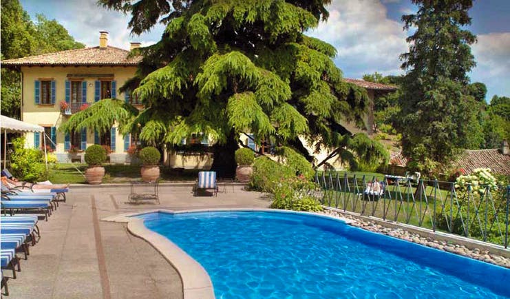 Villa Beccaris Piemonte pool terrace sun loungers gardens