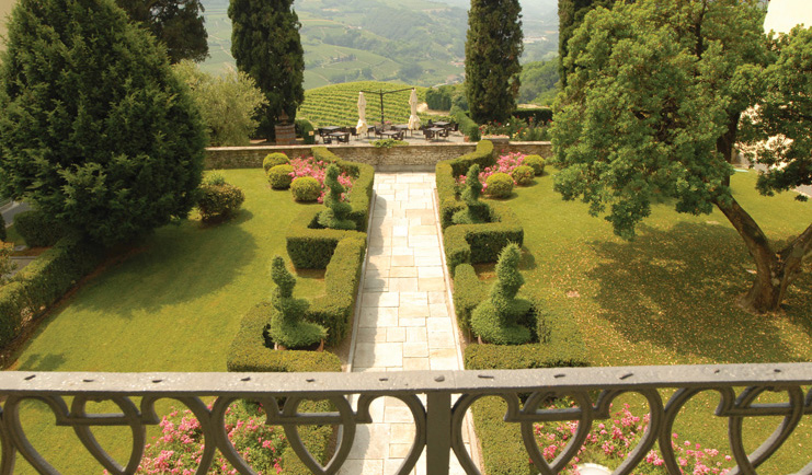 Relais San Maurizio Piemonte boxwood gardens lawns shrubs trees