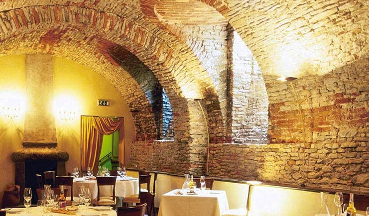 Relais San Maurizio Piemonte restaurant indoor dining area traditional architectural features
