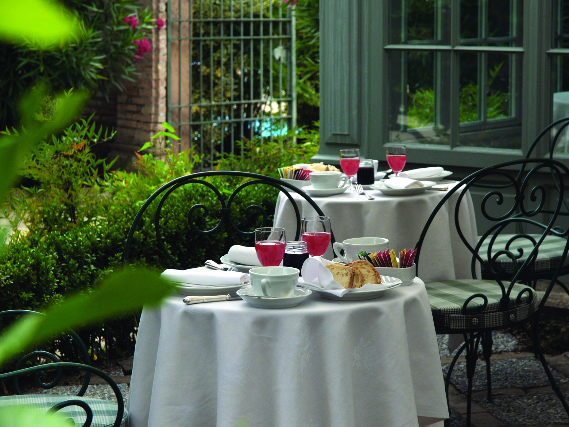 Relais Sant'Uffizio Piemonte courtyard dining table set for breakfast 