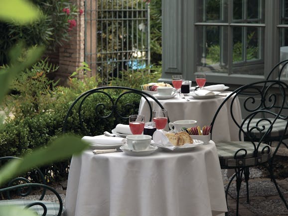 Relais Sant'Uffizio Piemonte courtyard dining table set for breakfast 
