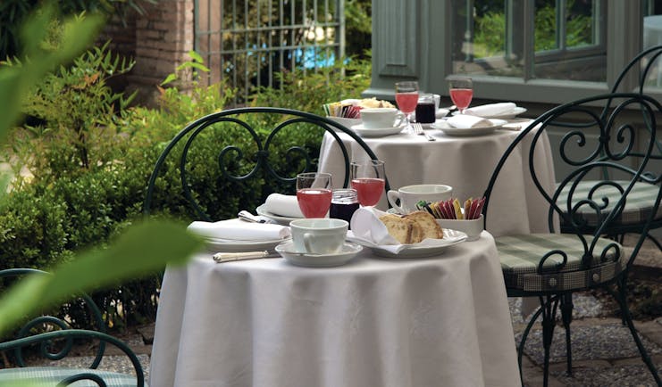 Relais Sant'Uffizio Piemonte courtyard dining table set for breakfast