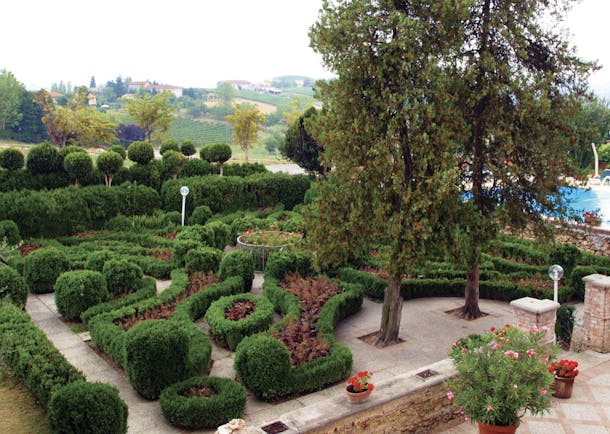 Relais Sant'Uffizio Piemonte gardens hedges shrubs patio
