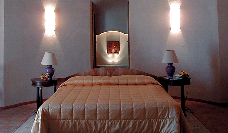 Relais Sant'Uffizio Piemonte guestroom double bed modern décor