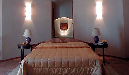 Relais Sant'Uffizio Piemonte guestroom double bed modern décor