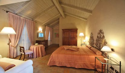 Relais Sant'Uffizio Piemonte prestige room bed seating area elegant modern décor