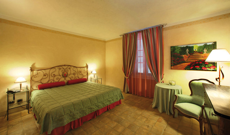 Relais Sant'Uffizio Piemonte standard room double bed traditional décor