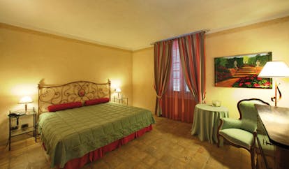Relais Sant'Uffizio Piemonte standard room double bed traditional décor