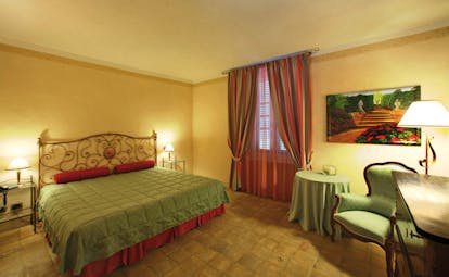 Relais Sant'Uffizio Piemonte standard room double bed traditional décor