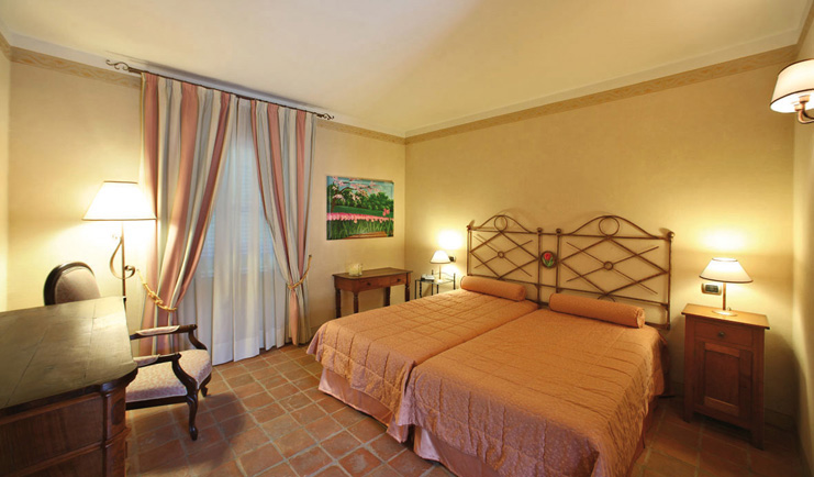 Relais Sant'Uffizio Piemonte standard twin room armchair twin beds traditional décor