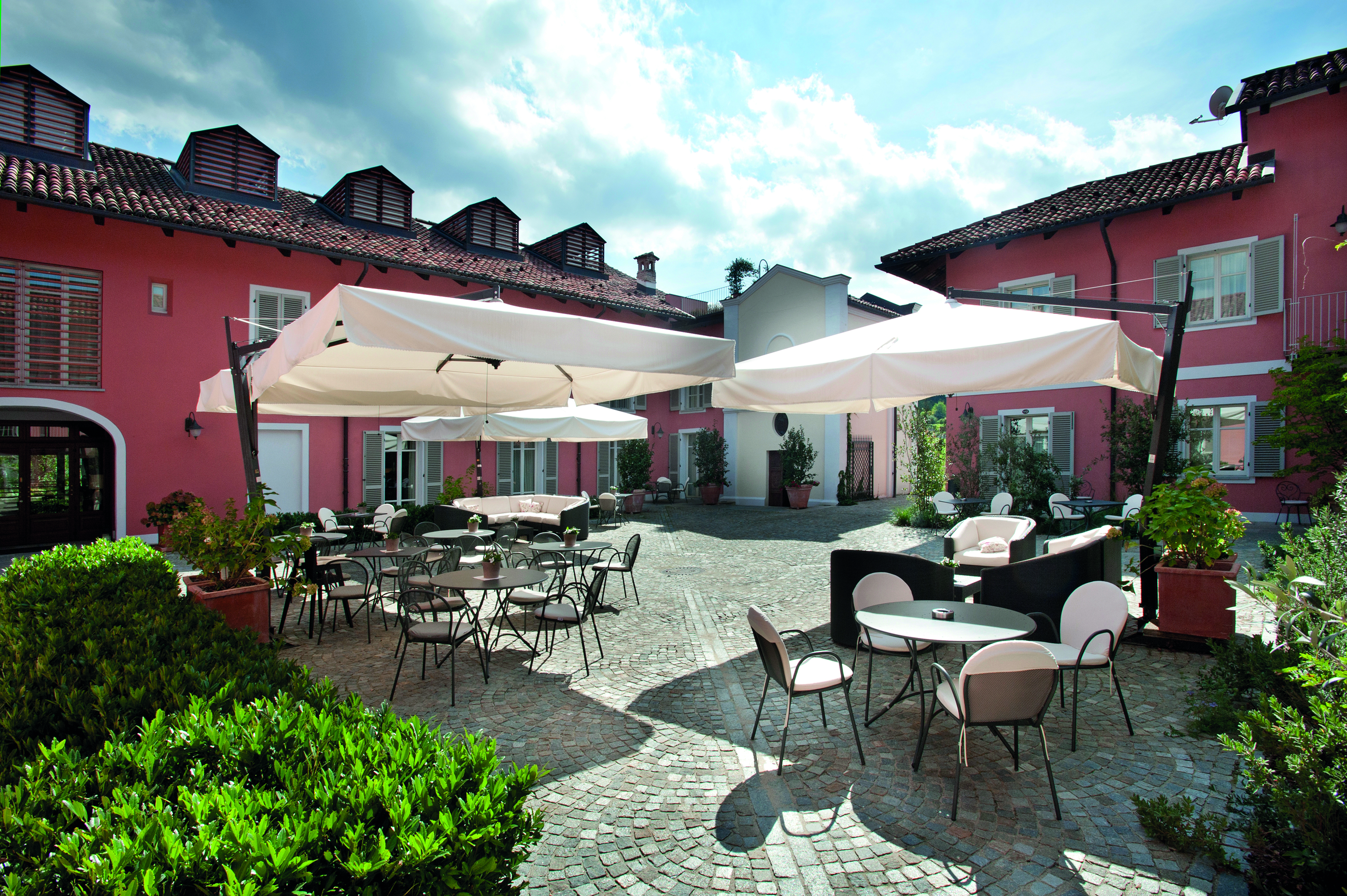 Relais Villa D' Amelia Piemonte courtyard outdoor dining 