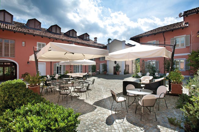 Relais Villa D' Amelia Piemonte courtyard outdoor dining 