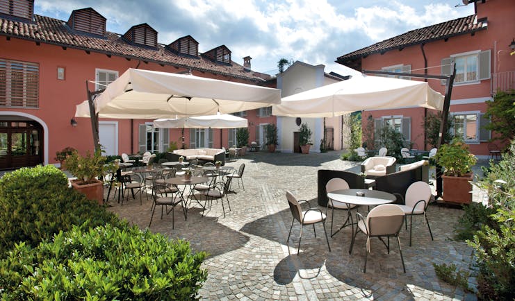 Relais Villa D' Amelia Piemonte courtyard outdoor dining 