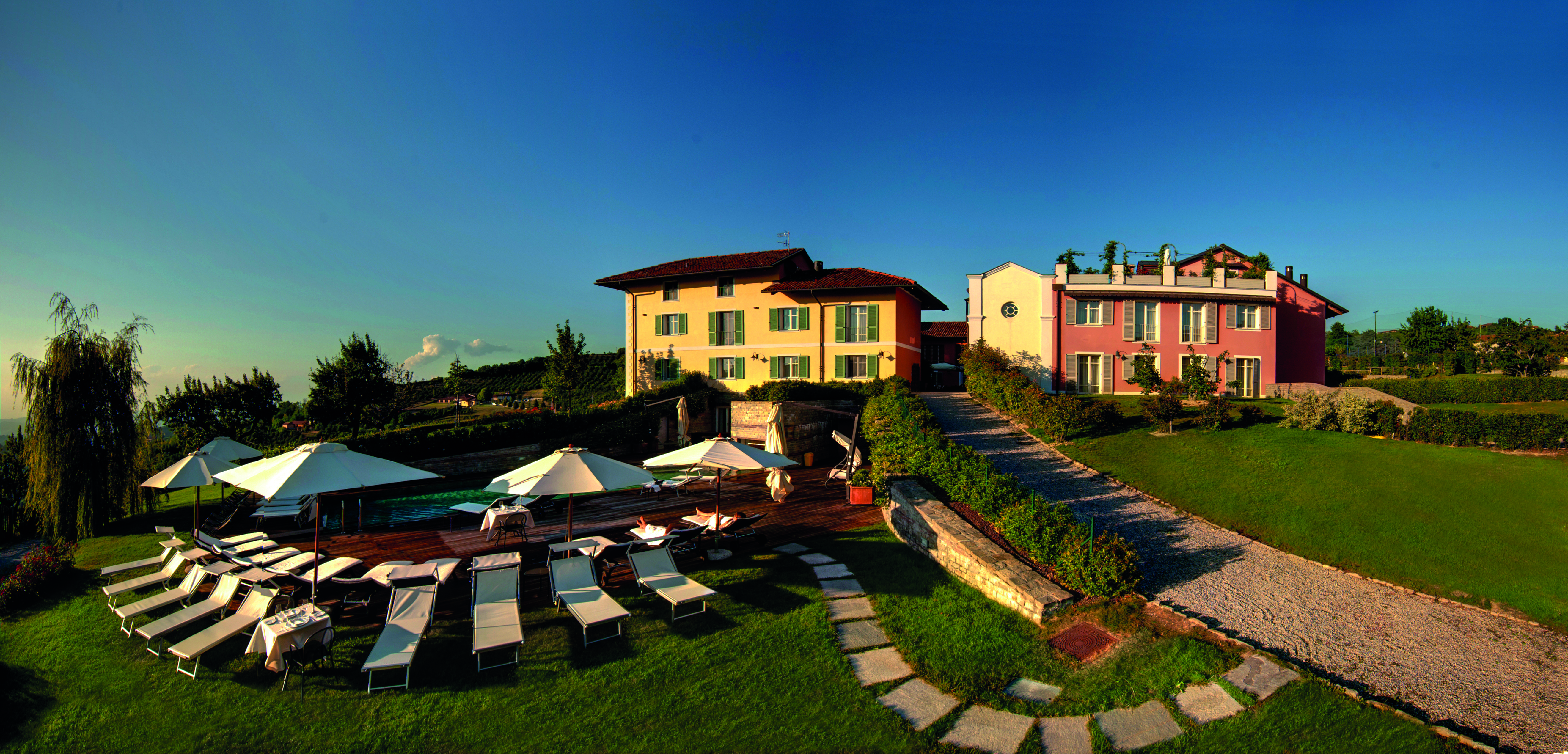 Relais Villa D' Amelia Piemonte pool side sun loungers hotel building rear