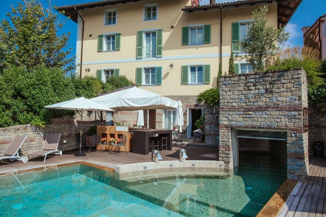 Villa D'Amelia Piemonte swimming pool looking towards villa hotel with green shutters