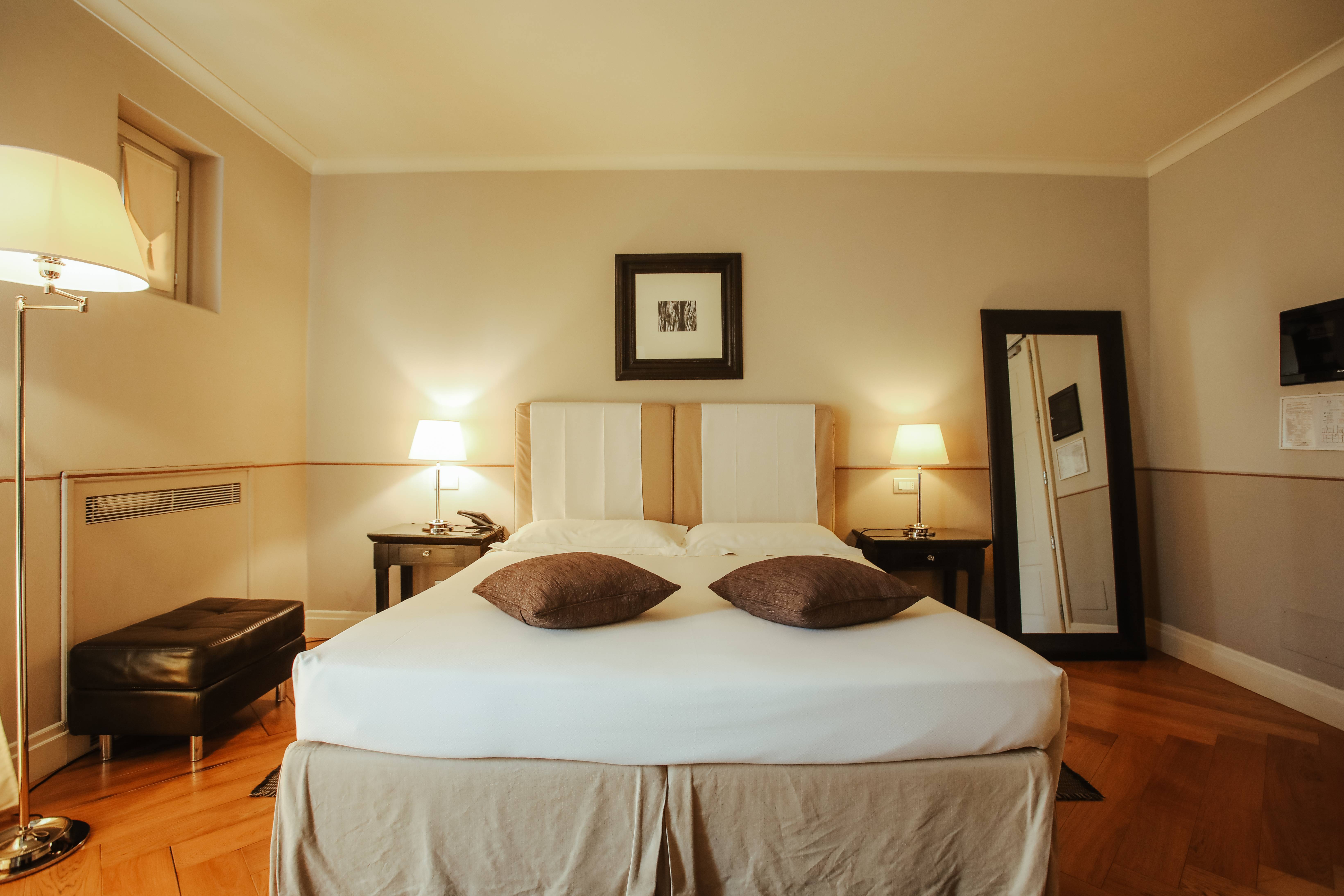 Villa D'Amelia Piemonte light coloured double bedroom with mirror