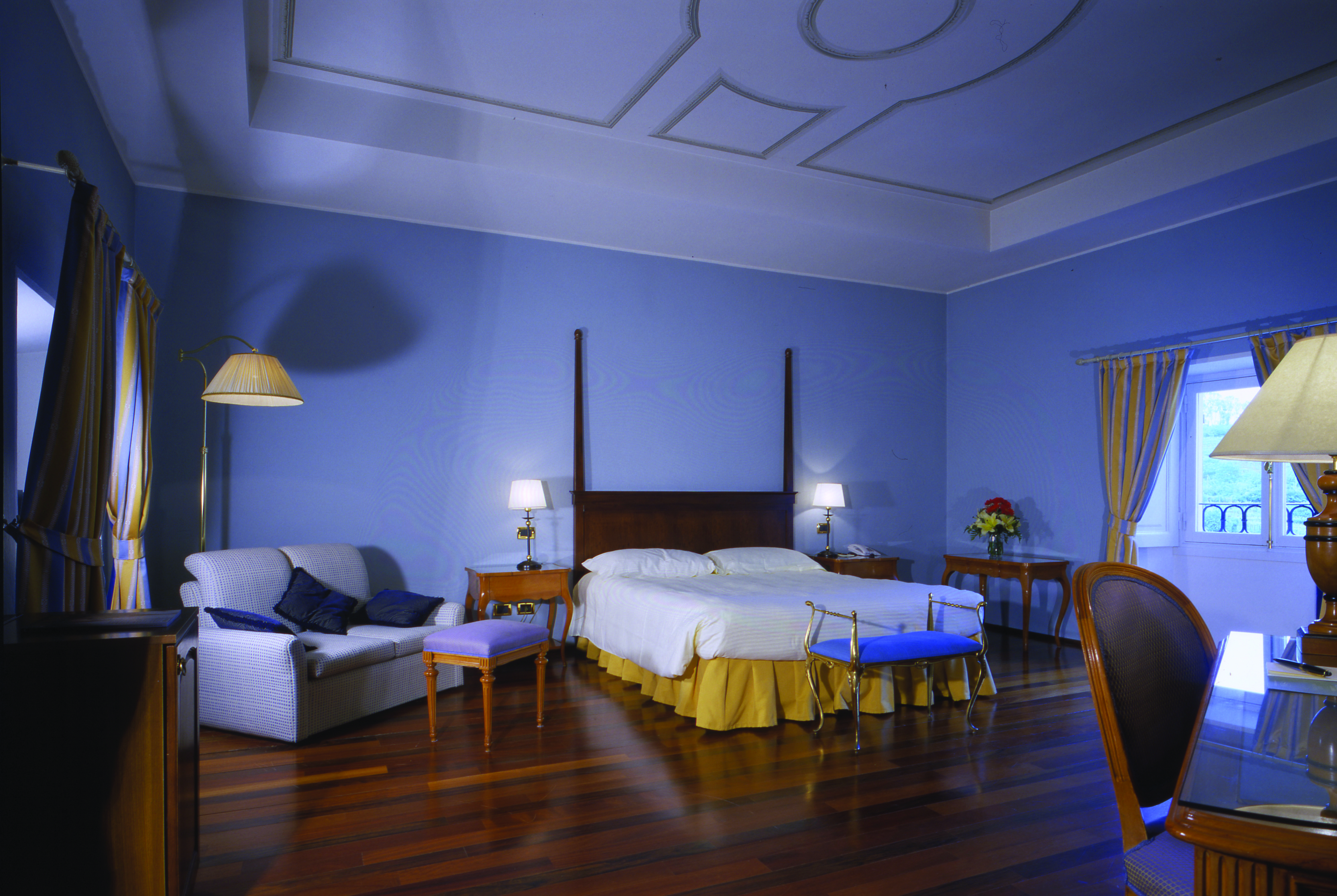 Relais Villa Matilde Piemonte deluxe room modern décor bed and sofa