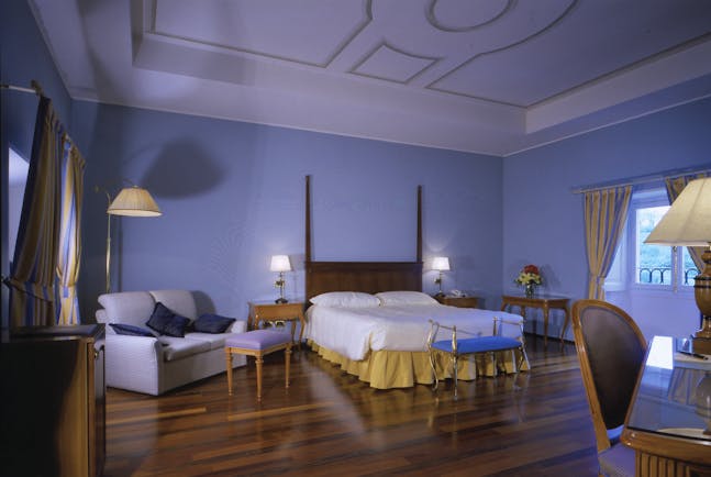 Relais Villa Matilde Piemonte deluxe room modern décor bed and sofa