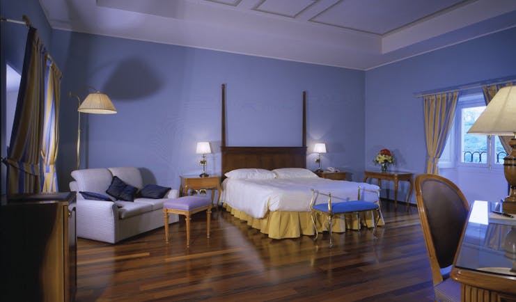 Relais Villa Matilde Piemonte deluxe room modern décor bed and sofa