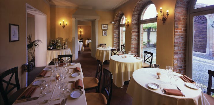 Relais Villa Matilde Piemonte restaurant indoor dining traditional decor 