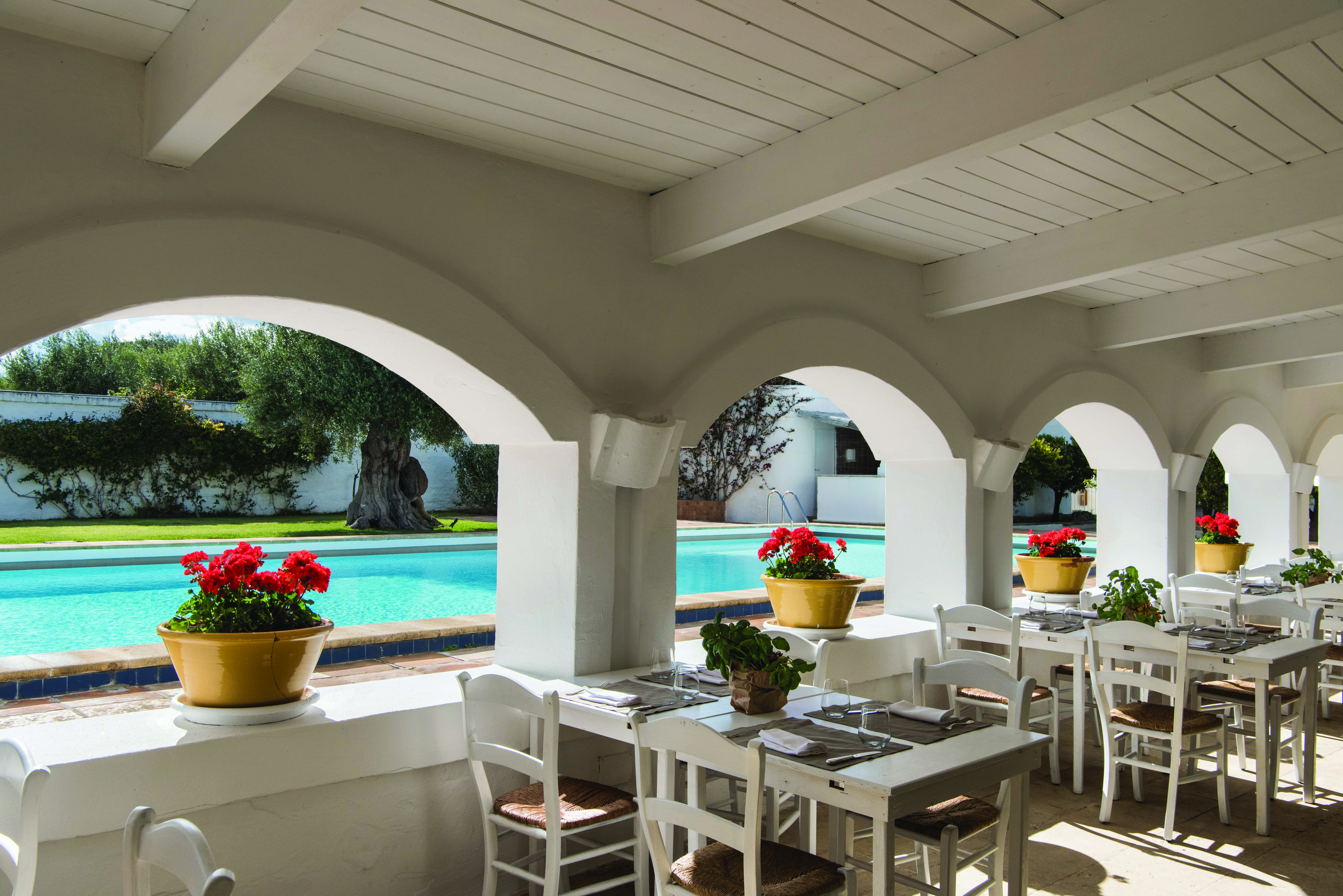 Il Melograno Puglia outdoor dining beside the pool