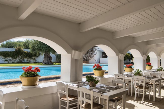 Il Melograno Puglia outdoor dining beside the pool