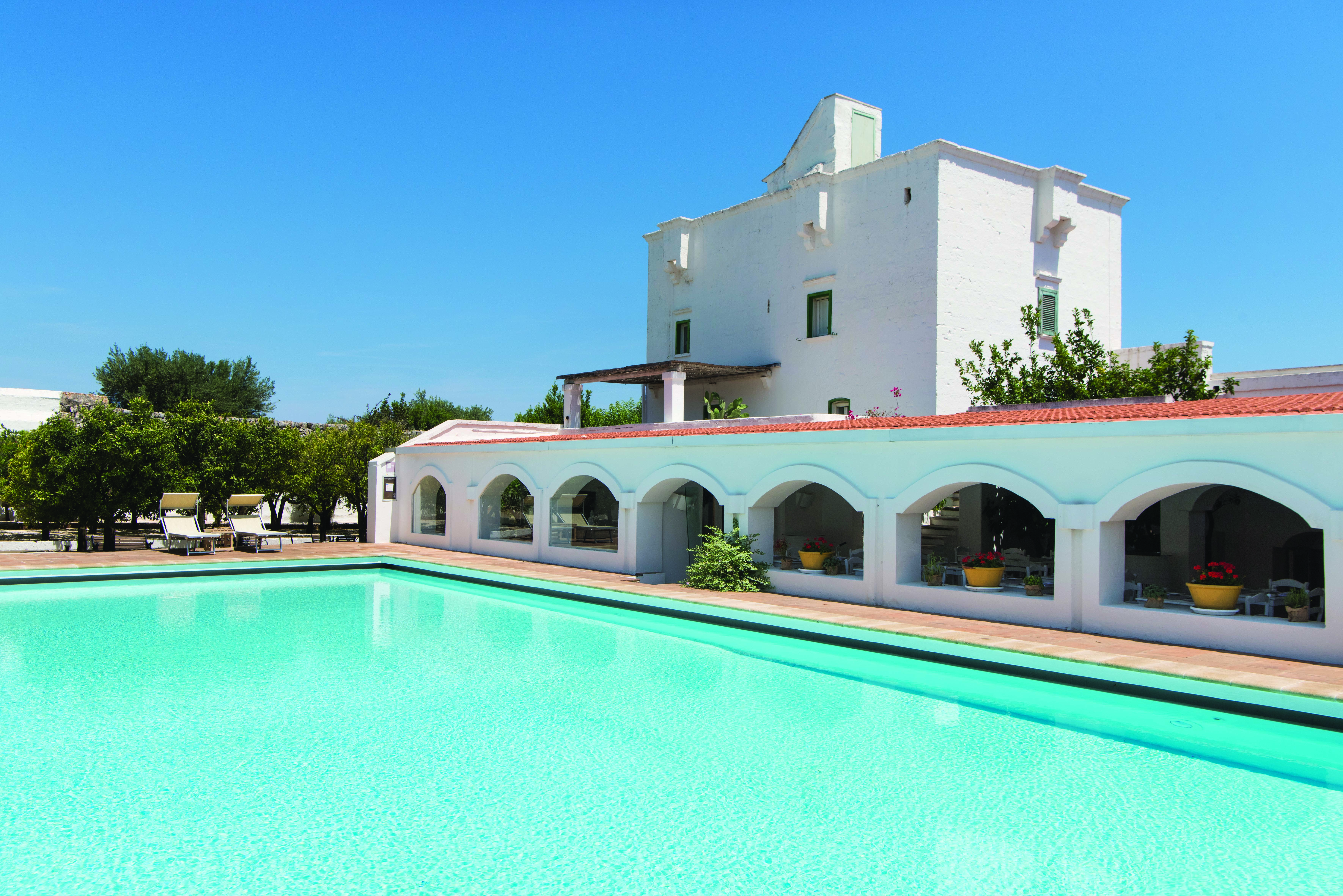 Il Melograno Puglia pool sun loungers clear blue skies