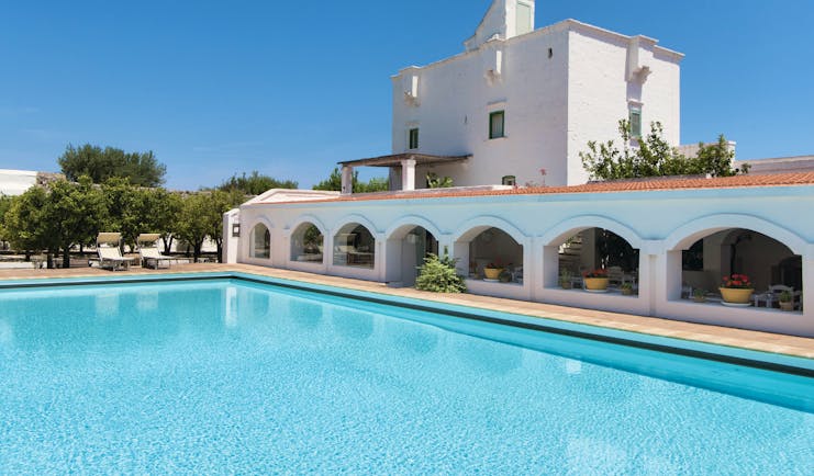 Il Melograno Puglia pool sun loungers clear blue skies