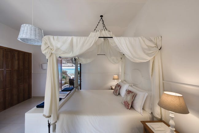 La Peschiera Puglia sunrise room canopied bed doors out to private terrace