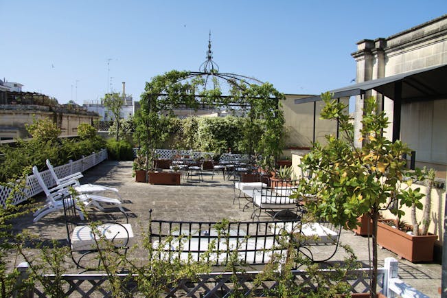 Roof terace with chairs and plants at the Patria Palace Lecce