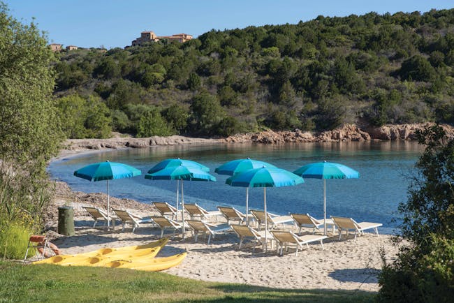 Hotel Le Ginestre Sardinia priavte beach, sun loungers, umbrellas, sea, coastline