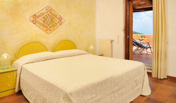 Hotel Rocce Sarde Sardinia standard room double bed modern décor terrace