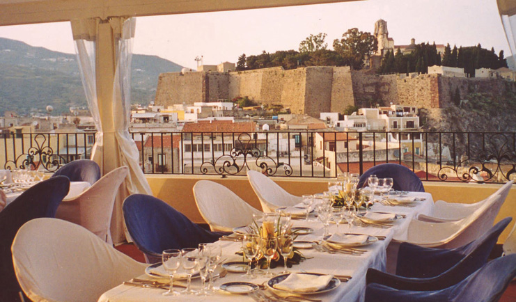 Villa Meligunis Sicily dining restaurant overlooking ancient city