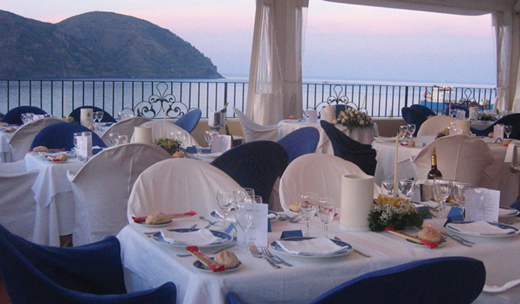 Villa Meligunis Sicily restaurant covered dining area sea views