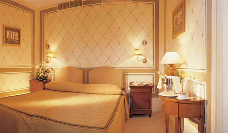 Grotta Giusti Tuscany junior suite bed desk traditional décor