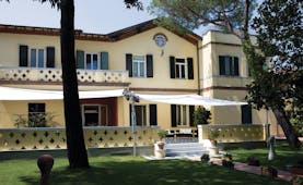 Hotel Byron Tuscany hotel exterior lawns hotel building