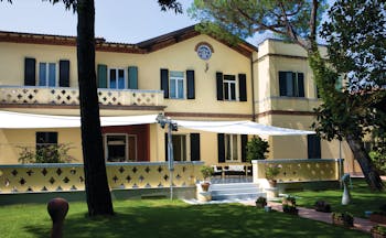 Hotel Byron Tuscany hotel exterior lawns hotel building