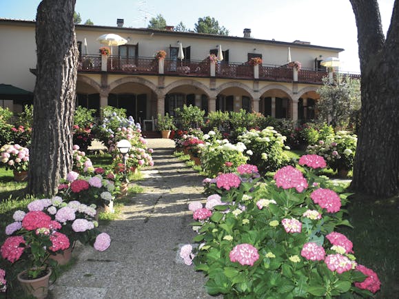Hotel La Renaie Tuscany exterior pathway flowers