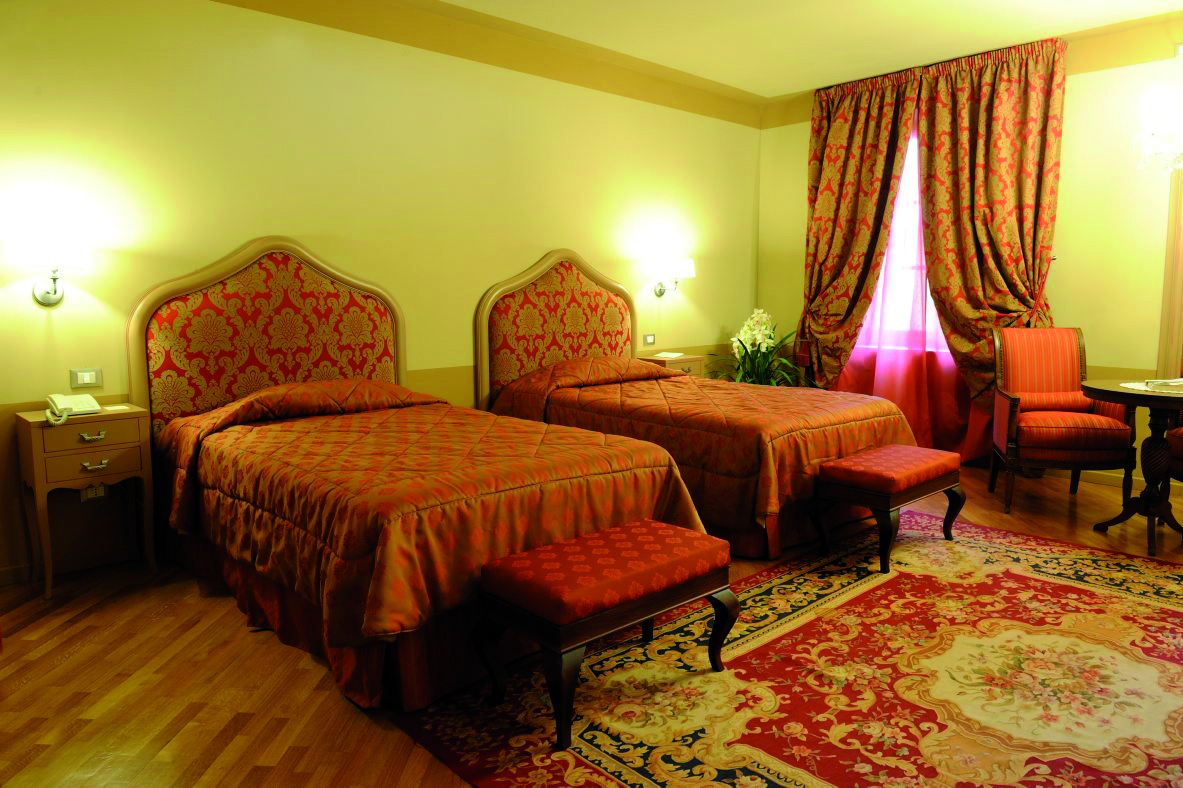 Hotel San Luca Palace twin room, two beds, traditional decor