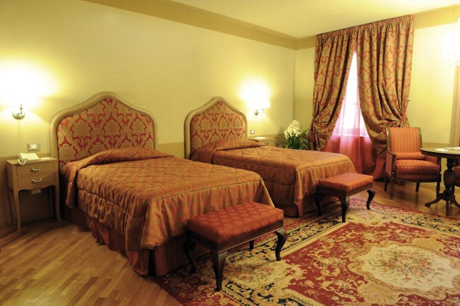 Hotel San Luca Palace twin room, two beds, traditional decor