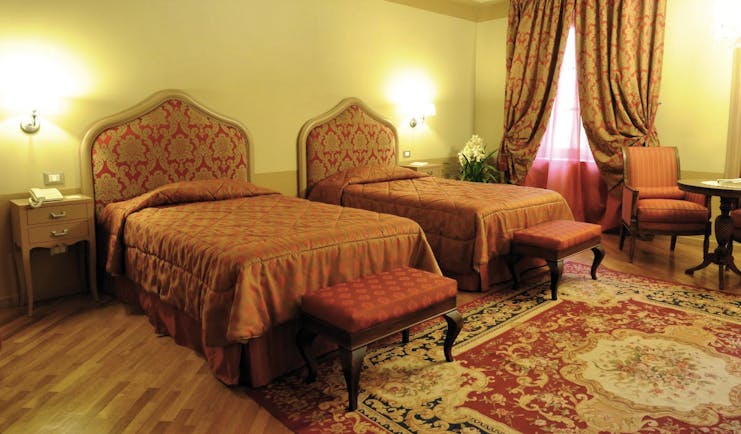 Hotel San Luca Palace twin room, two beds, traditional decor